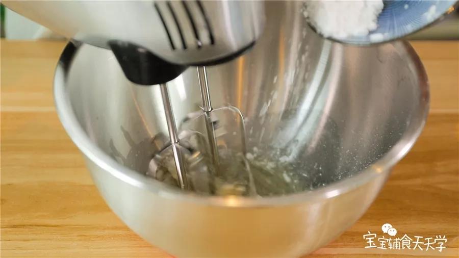 蛋清加入细砂糖打发至中性发泡