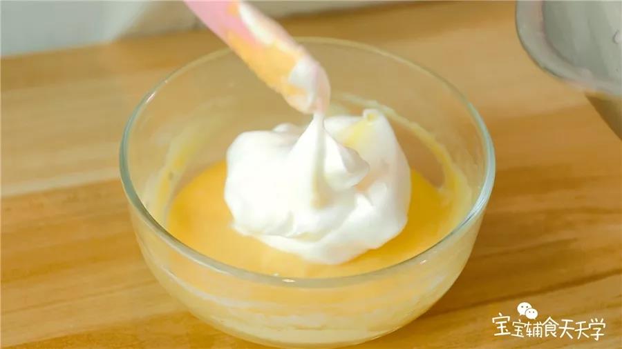 取一部分蛋清发泡与蛋黄面糊混合