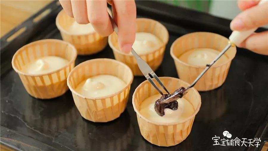 中间勺入一点蓝莓酱