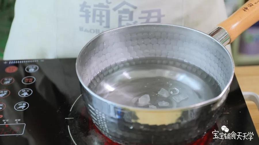 烧开一锅水，放入冰糖融化