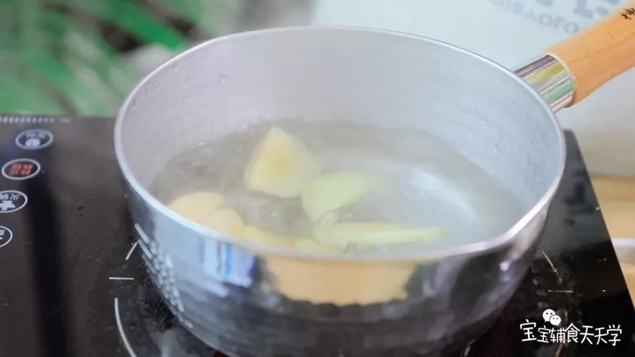 放入苹果煮10分钟