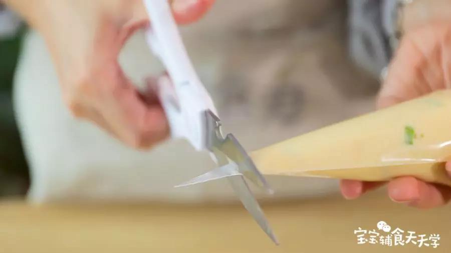 第8步：剪一个大于葱花粒的口