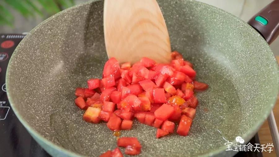 锅里倒油，小火加热，倒入番茄粒翻炒至变软出汁