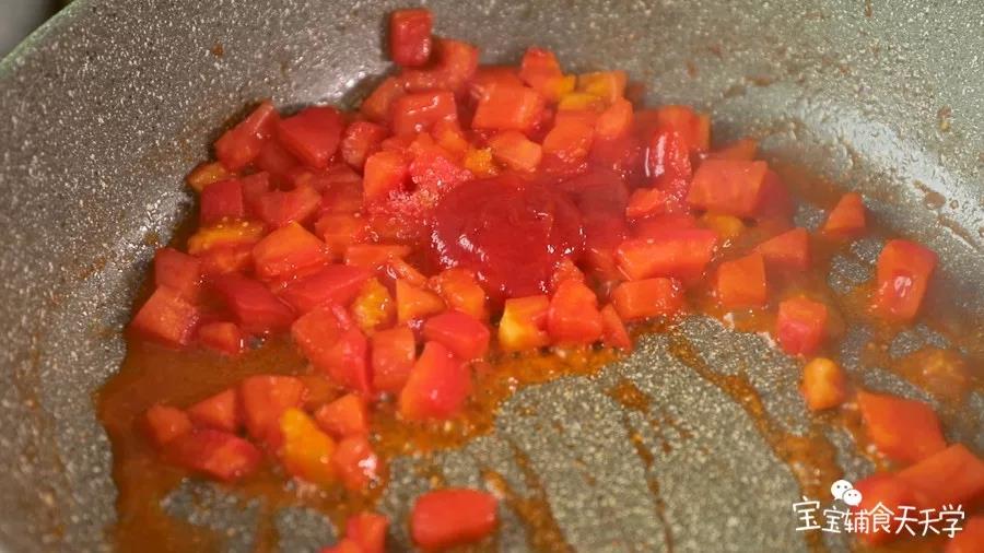 加入番茄酱和少量清水焖煮一会