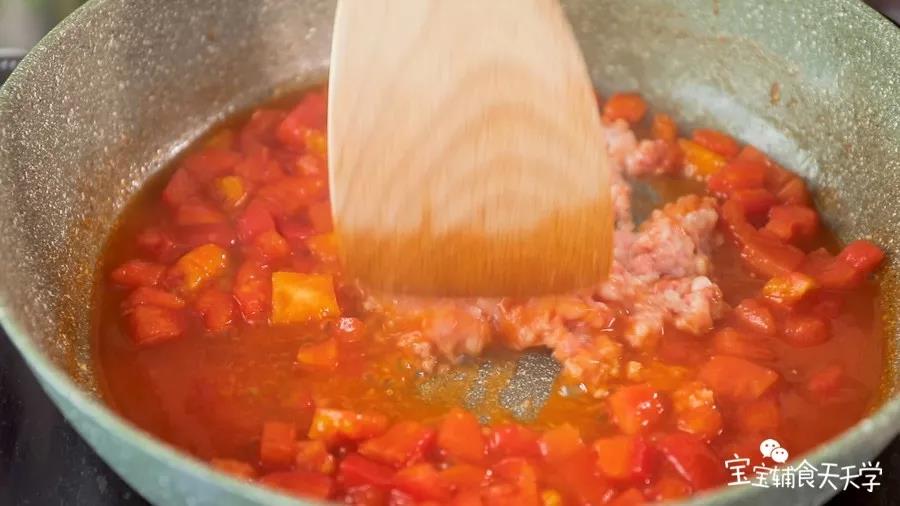 倒入肉馅翻炒炒熟