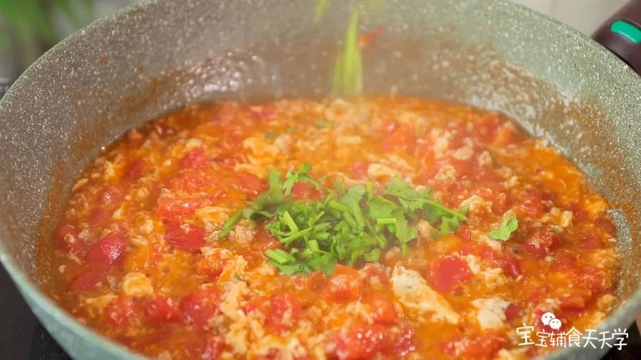 最后撒入香菜碎，调入适量盐调味