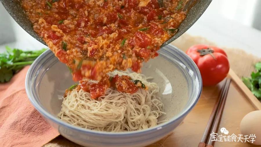 捞出面条沥干水分，淋上之前做好的番茄打卤即可