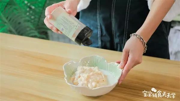 第6步：撒入虾皮粉