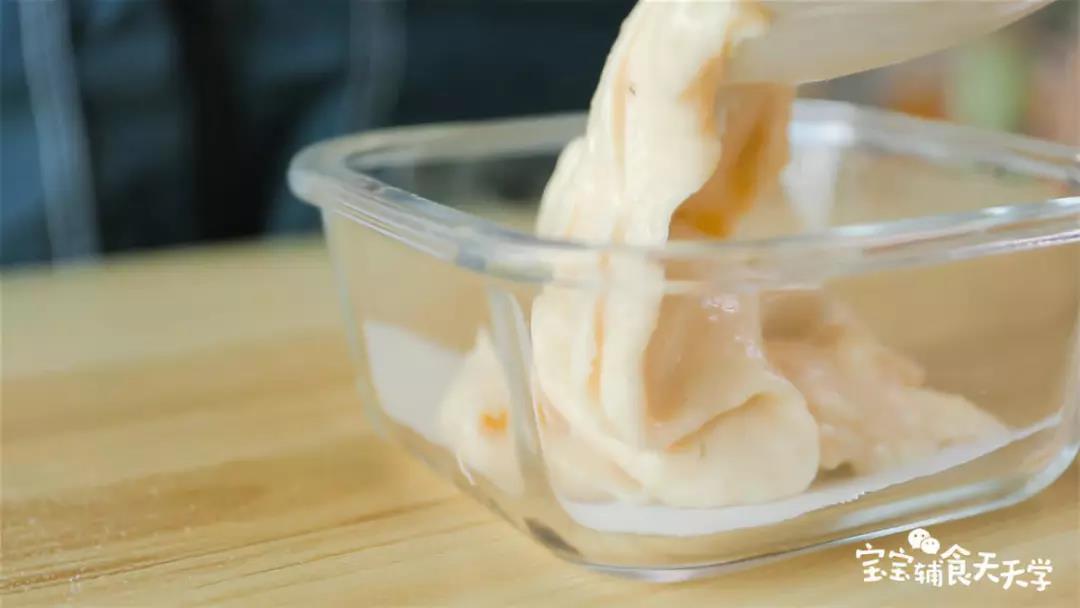 第8步：玻璃容器底部铺上烘焙油纸，倒入糊糊