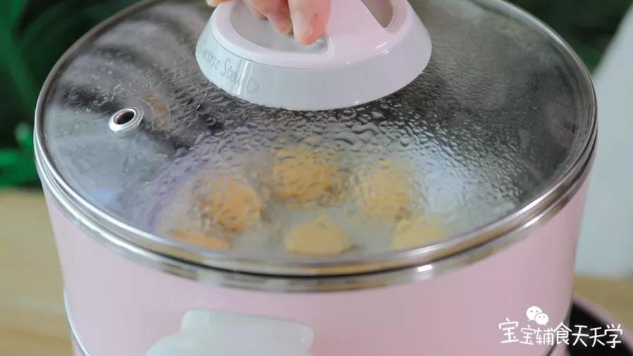 放入蒸锅中蒸12-15分钟，至QQ糖变光亮通透即可