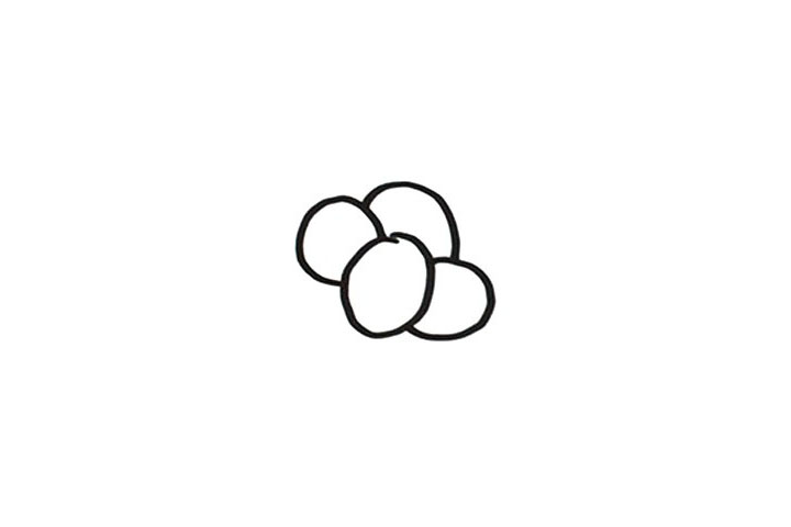 步骤2：再画几个重叠的圆。