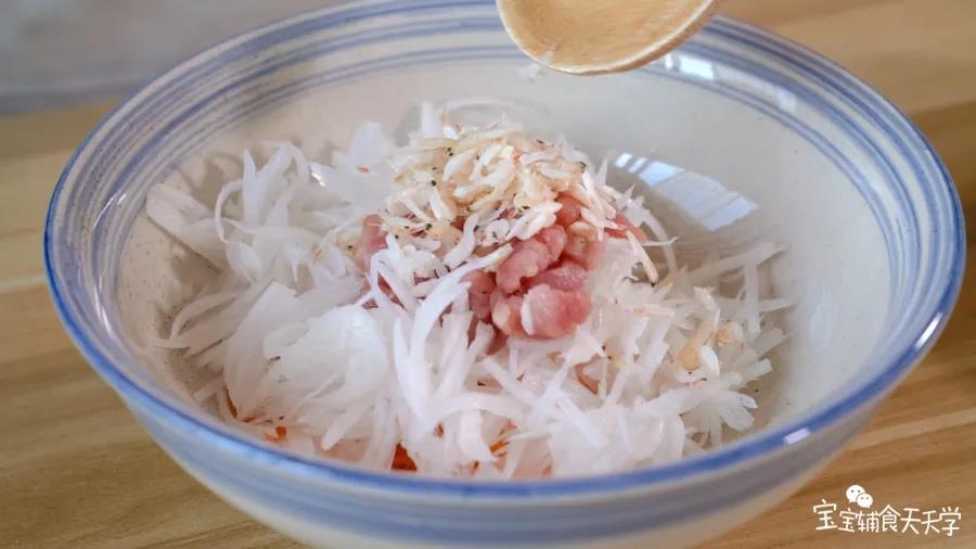 第4步：浸泡好的虾皮、猪肉末倒入碗中