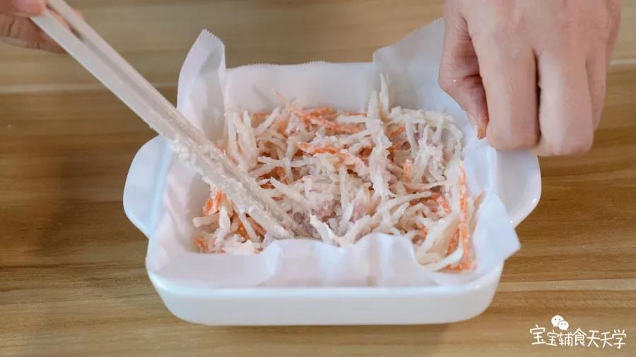 第8步：将萝卜糊倒入容器，刮平，封上保鲜膜