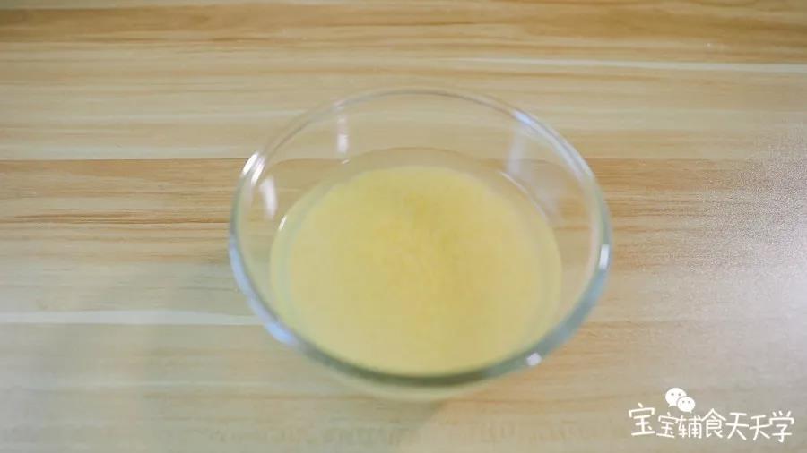 第2步：小米浸泡30分钟(也可以提前一晚浸泡，放在冰箱里冷藏着，第二天拿出来就可以直接做了)