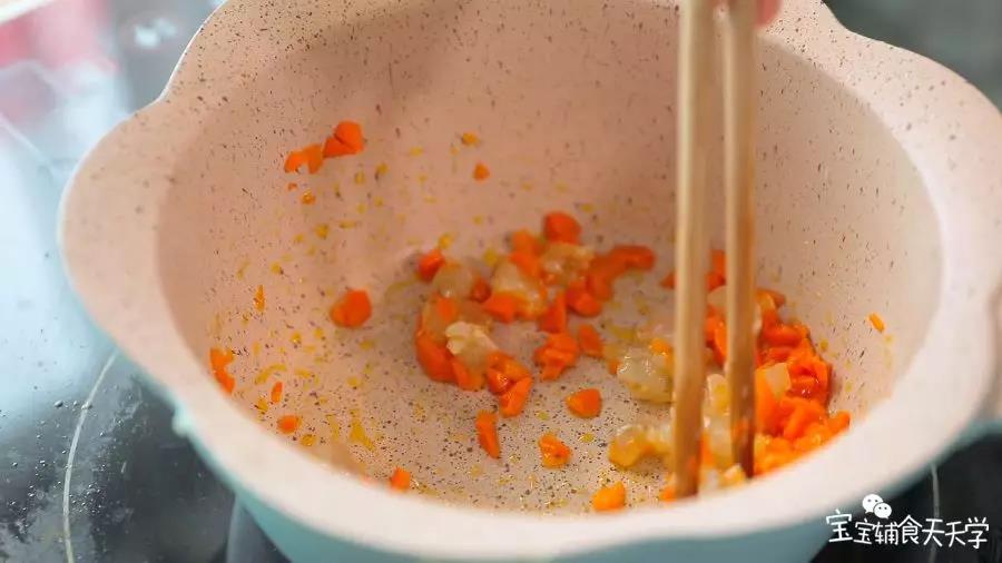 锅里倒油，倒入胡萝卜碎和虾肉碎翻炒炒软  翻炒后会更香哦