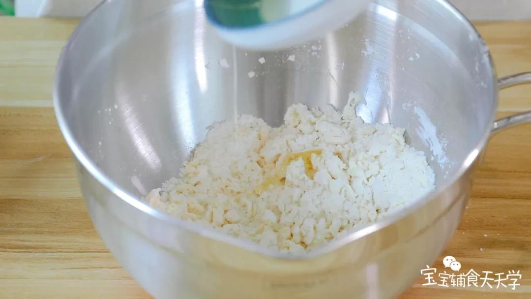第4步：缓缓加入玉米油，边加边揉成面团