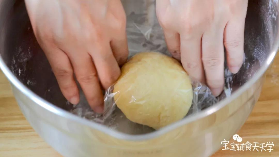 第6步：揉好的面团盖上保鲜膜静置松弛一下  松弛过的面团更好吃哦，但必须要盖上保鲜膜防止面团水分流失呢