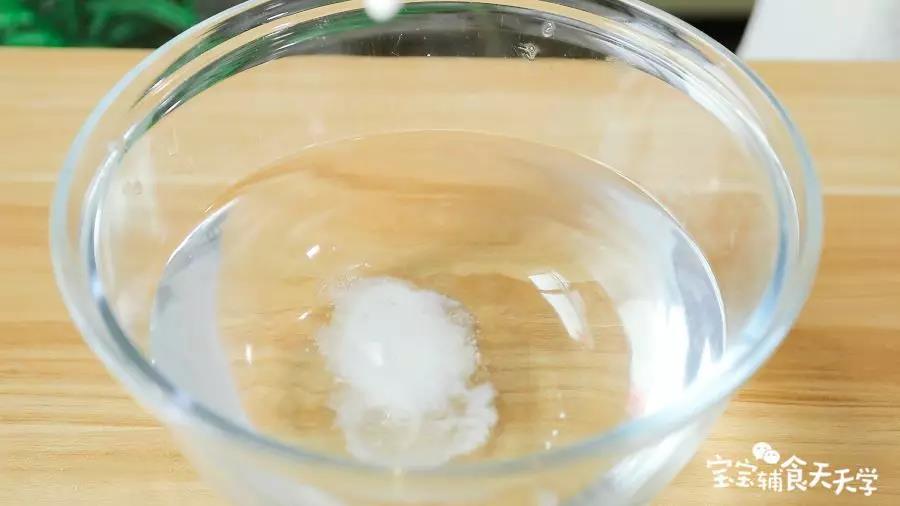 第3步：水里加入一点盐融化