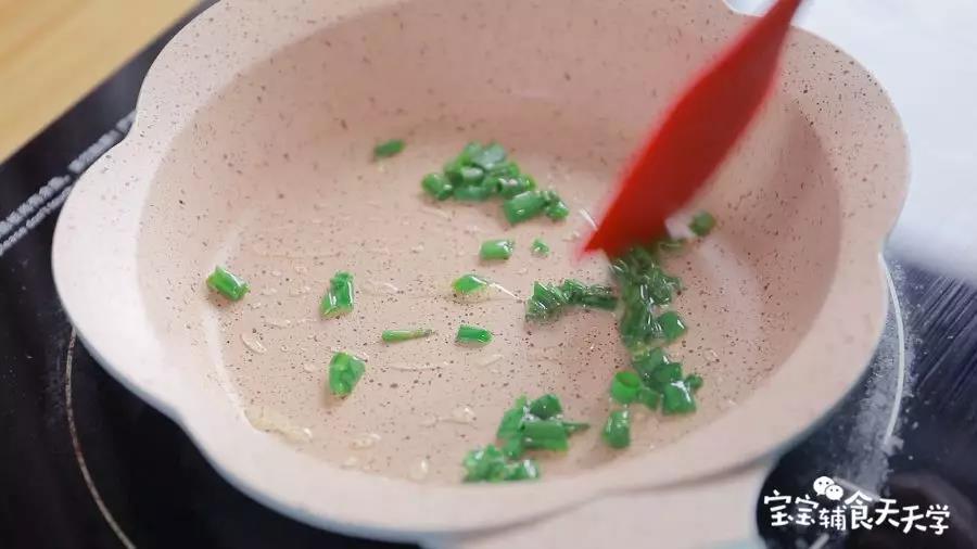 倒油热锅，倒入葱花炒香