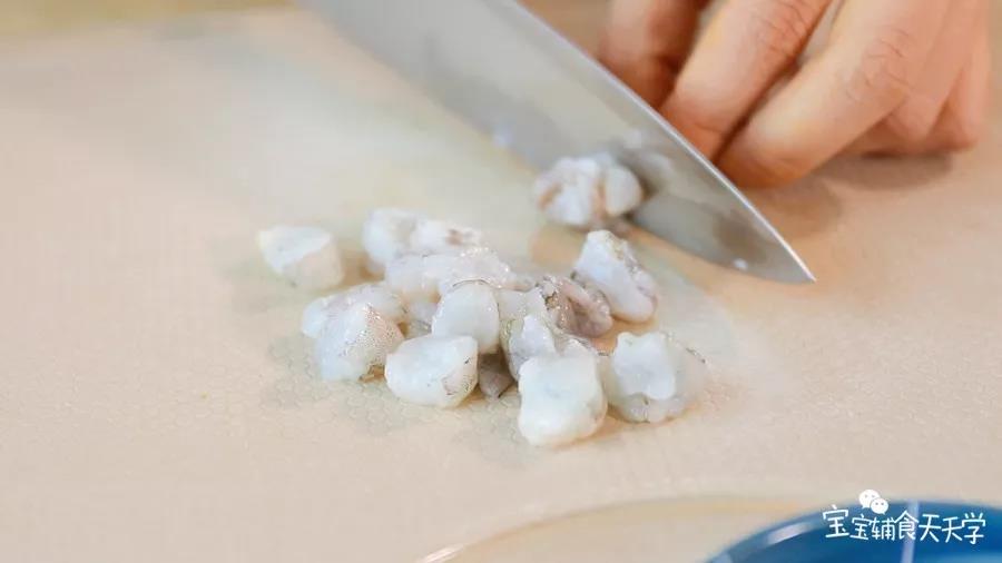 鲜虾去虾线，切粒  如果宝宝对腥味敏感，可以放入姜片或柠檬片腌制15分钟
