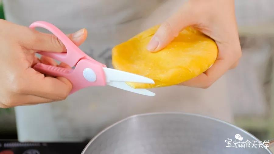 烧开一锅水，用剪刀一点一点剪入面团