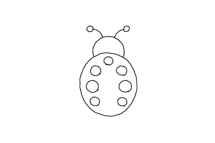 步骤3：背上画上七个斑点。正中间画一个圆形斑点，右边画三个圆形，圆形的大小要画的对称。