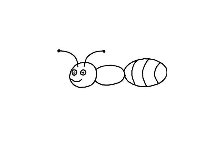 步骤4：头上方画上蚂蚁又细又长的触角，像两根面条，顶端画上小圆点。画它微笑的嘴巴，明亮的一对儿眼睛。