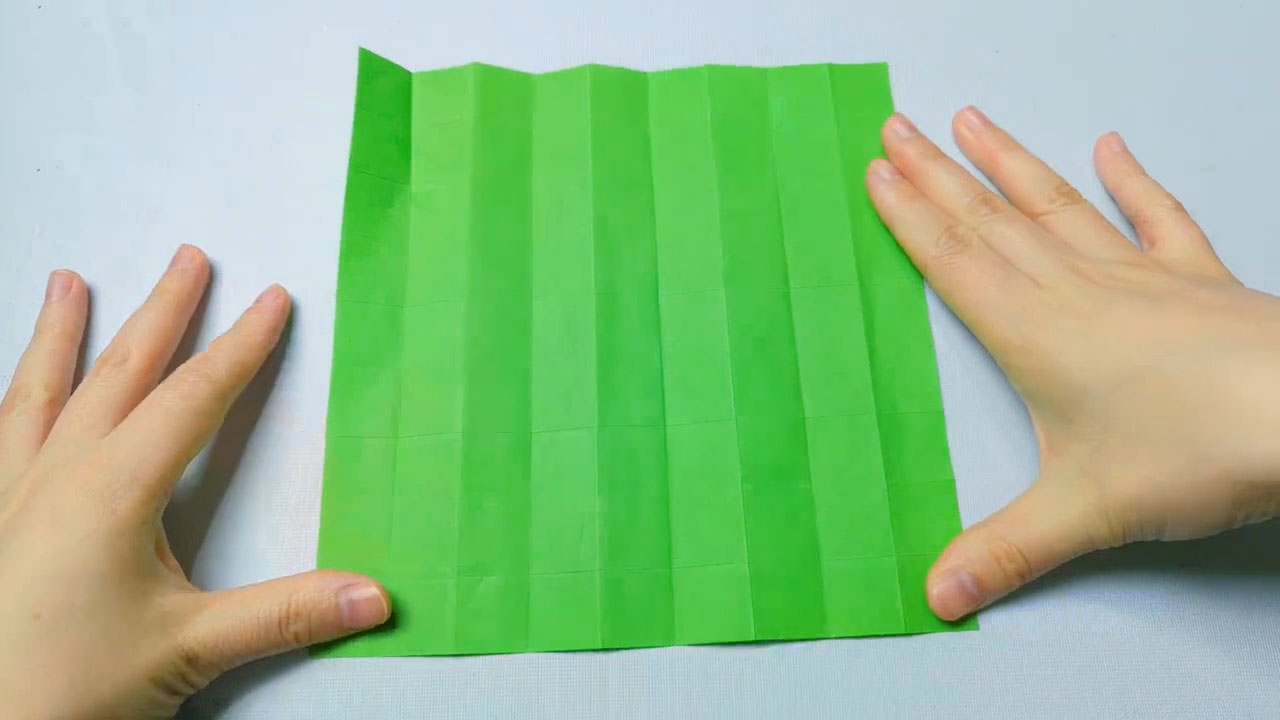 步骤2：正方形折纸横竖9等分。