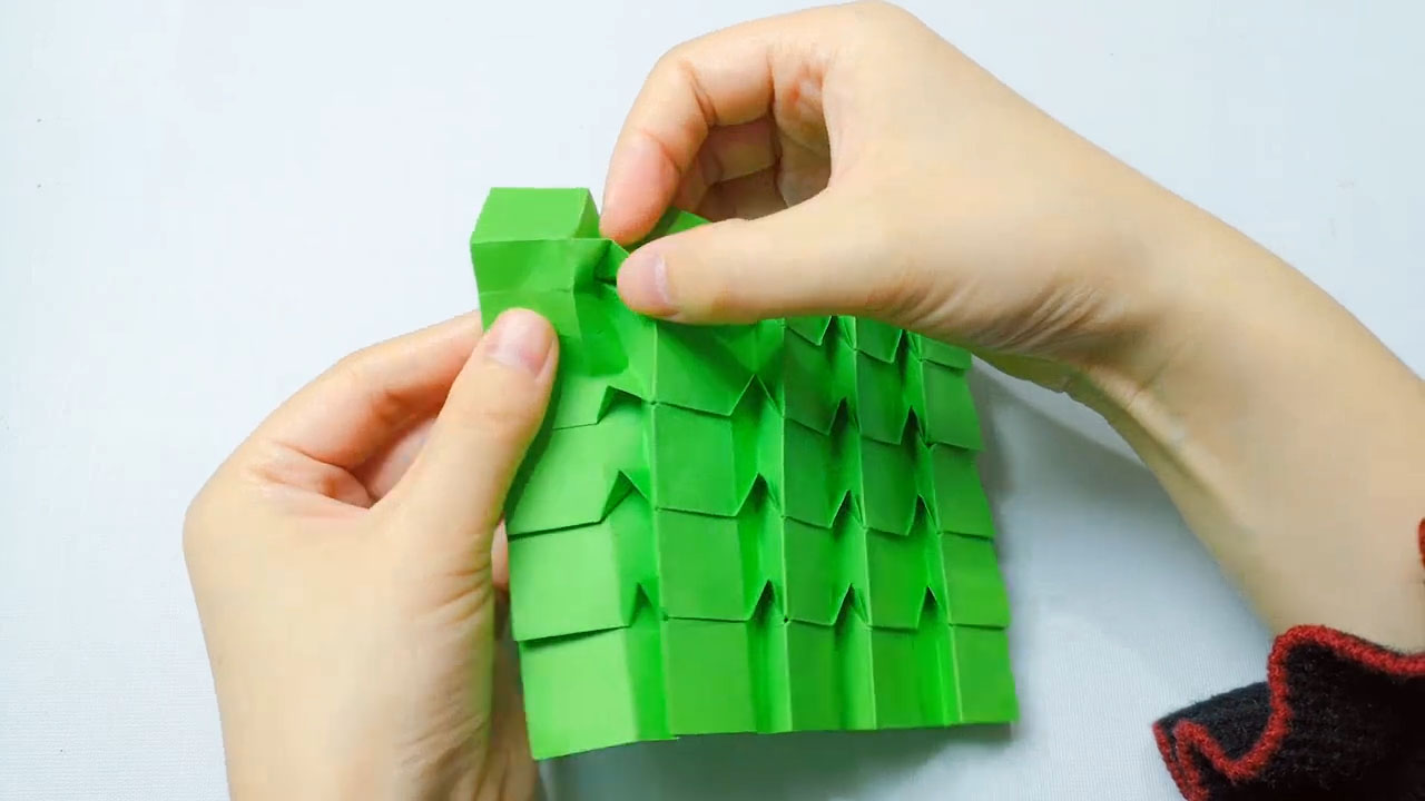 步骤9：一格一格打开，把顶点前移。