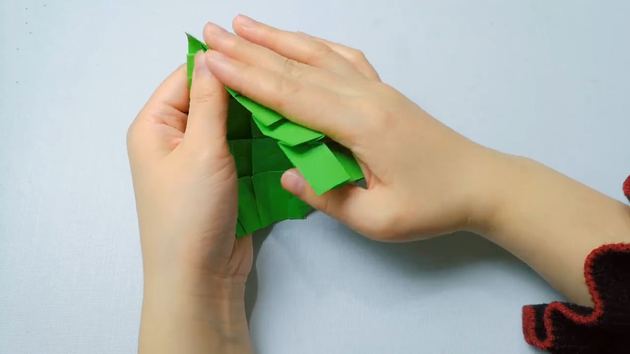 步骤14：跟着顶点向中间包裹过来。