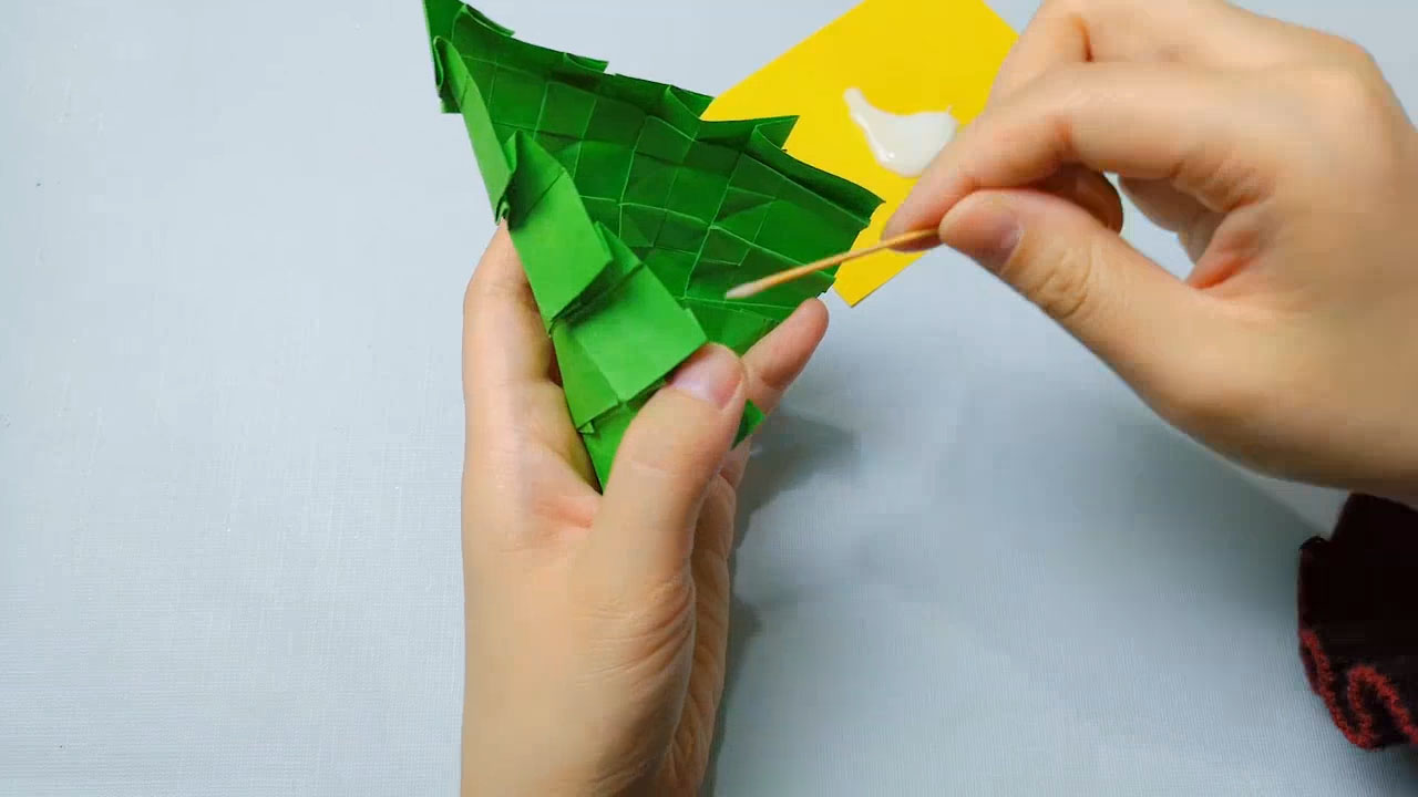 步骤15：用胶水粘贴起来。