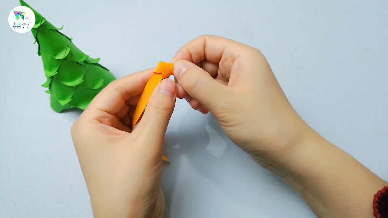 步骤17：用黄色的纸折小星星。