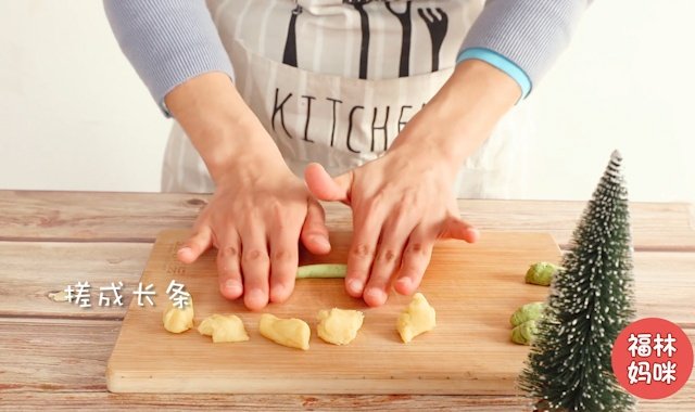 揉好的两种颜色的面团分别分成若干5克的小剂子，搓成长条状。