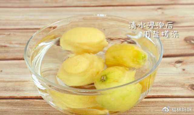 第2步：将柠檬切片备用。