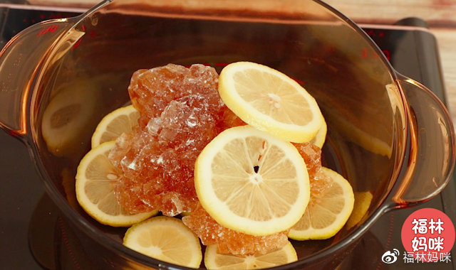 第5步：在锅里加入川贝粉10克。川贝粉就是川贝母磨成的粉，但是它的利用率更高一些，而且食用方法也更加广泛，可以直接吃，或者是冲水喝，有滋阴润燥的作用。所以，用川贝粉，效果更好哦！