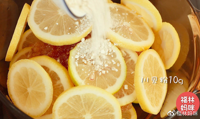 第6步：加入陈皮10克。陈皮是我们家中常见的食材，它与川贝粉一起熬制，能起到很好的止咳化痰的作用。