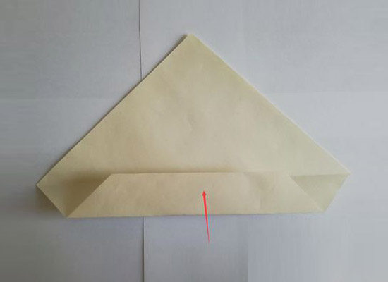 步骤3：接着再对折一半。