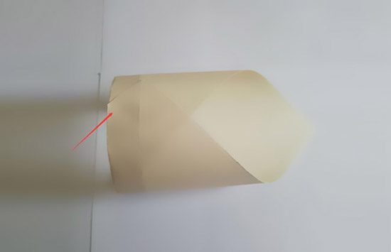 步骤5：然后将左右两边围成一个圆形，使用双面胶粘住两角。