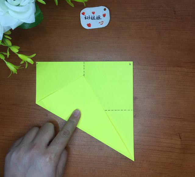 步骤2：将3号直角向上折，并与纵向中间线重合，形成一个直角三角形，如图所示。