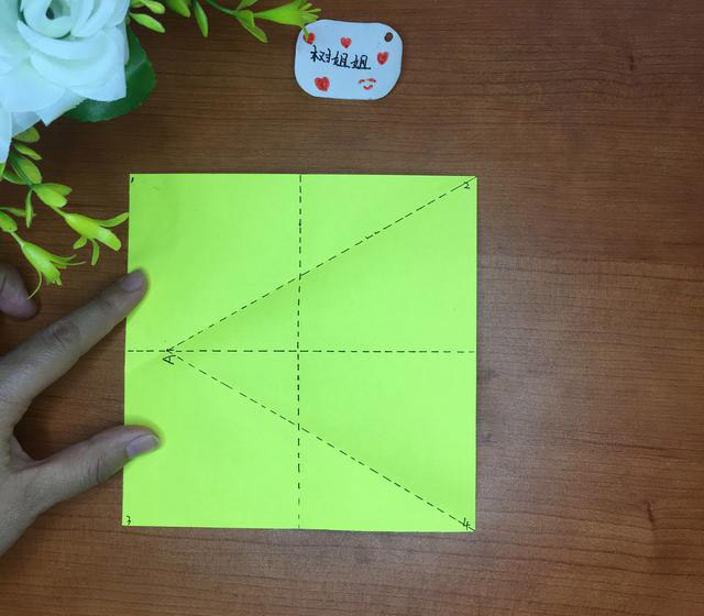 步骤3：将图2的折痕打开，可以看到此折痕交于横向中间线A点，这时可以将A点与2号角直线相连。也可以将1号直角向下折，与纵向中间线重合，这时你看到的折痕也会与A点形成一个交叉点。用剪刀沿着折痕剪出正三边形，这样就从正方形里面找到等边三角形的方法。