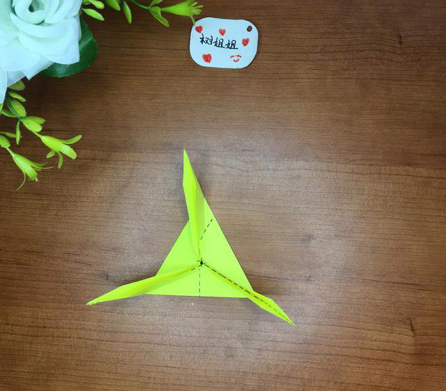 步骤7：图6中的3条边同时折会形成这样的交汇处，像兔耳朵一样。