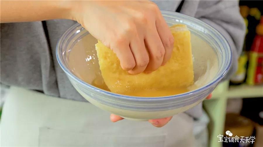 吐司两面沾上蛋液后下锅