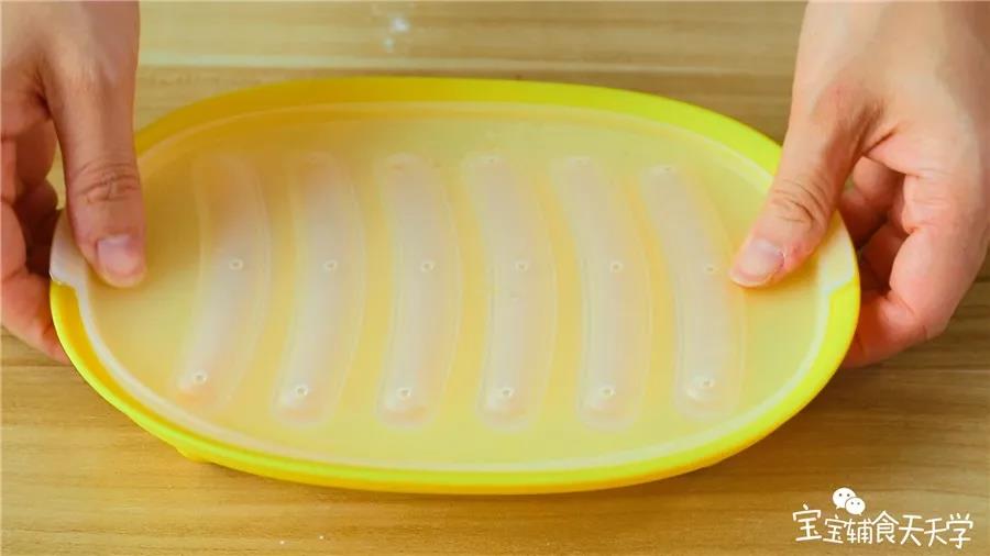 盖上盖子防止水滴，烧开蒸锅后上锅蒸15分钟，出锅后冷却一下再脱模