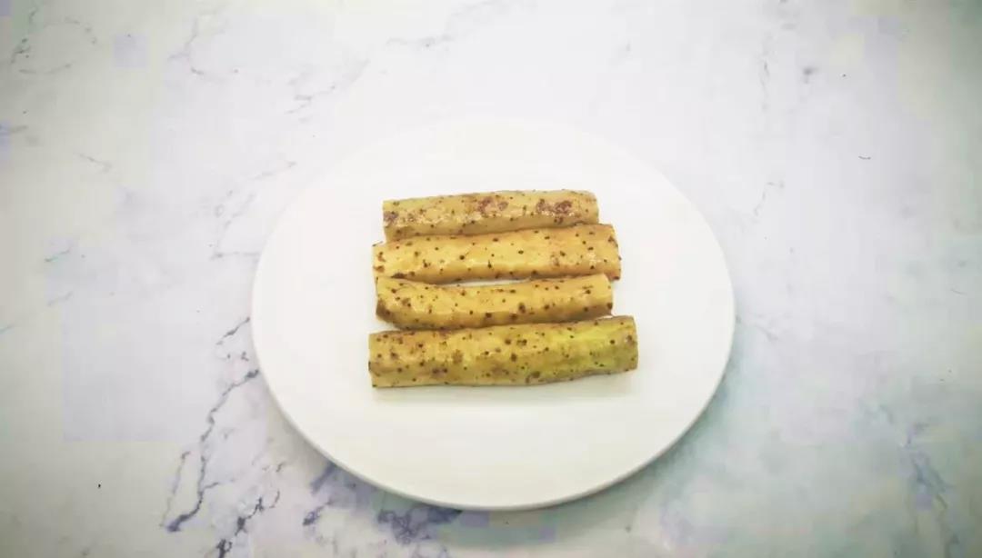 山药洗净刮干净根须控干