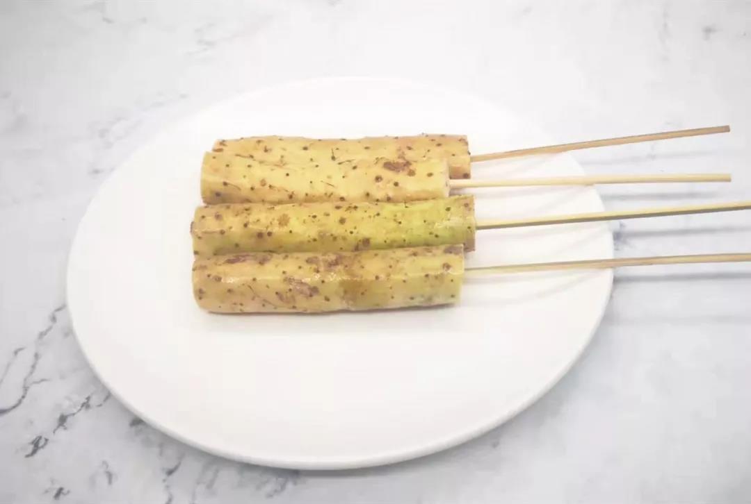山药待凉后用竹签串好