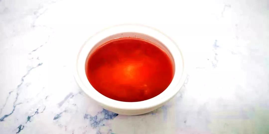 碗中加水120毫升、番茄酱10克、砂糖2克、盐0.5克、淀粉1克拌匀