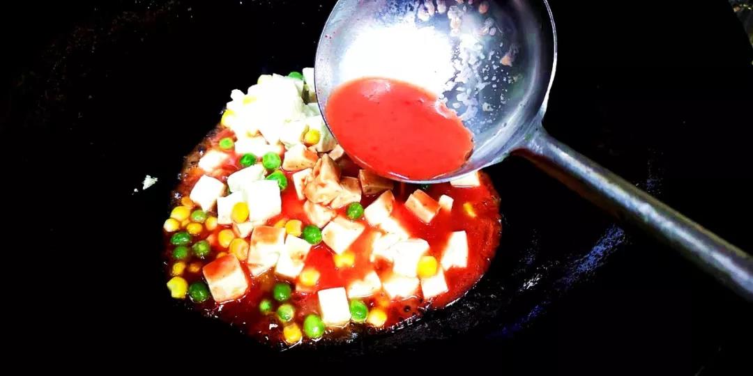 倒入调味汁小火慢烧
