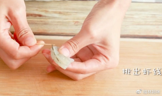 将鲜虾洗干净后处理一下，去掉头部、尾部和虾皮，挑出虾线。