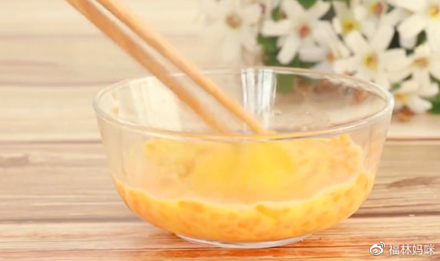 过水后，将胡萝卜片切成小丁，在碗中磕入一个鸡蛋，放入胡萝卜丁和鲜虾碎，搅拌均匀。