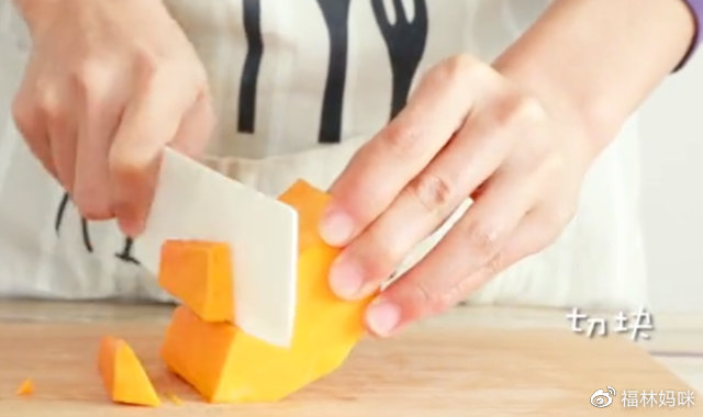 将南瓜洗干净后，去皮，切成小块。南瓜内含有维生素和果胶，果胶有很好的吸附性，能粘结并且消除体内的有害物质，同时果胶还可以保护宝宝胃肠道粘膜。